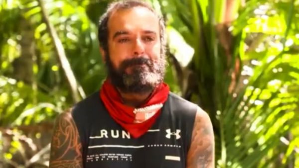 Τριαντάφυλλος: Αυτοκινητοπομπή, πανό και συνθήματα στην υποδοχή του στο αεροδρόμιο