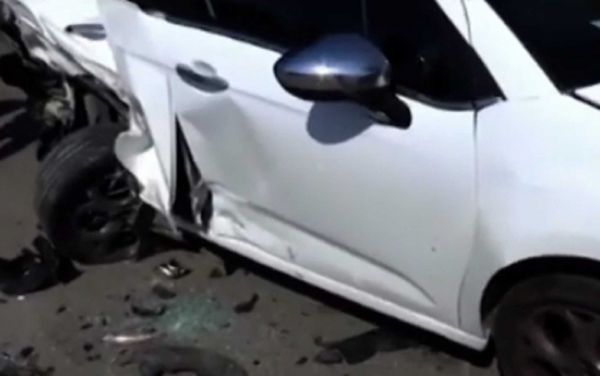 Θεσσαλονίκη: Γύρισε να κοιτάξει στο πίσω κάθισμα και πήρε παραμάζωμα τέσσερα αυτοκίνητα