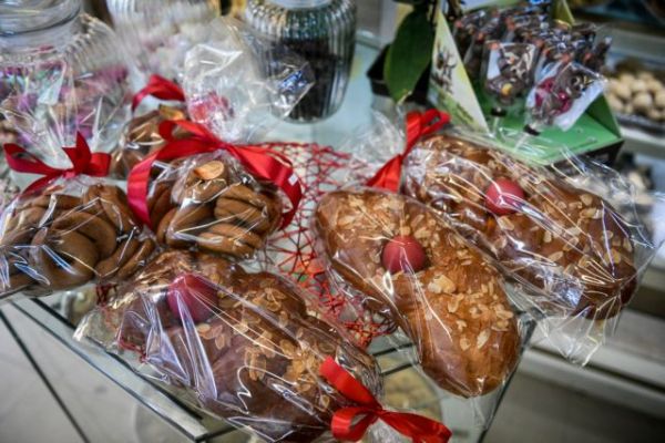 Θεσσαλονίκη: Σήκωσαν μανίκια αρτοποιοί και ζαχαροπλάστες για το τσουρέκι του Πάσχα