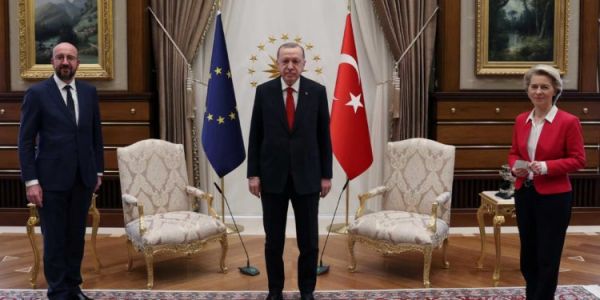 Δυο τούρκικα θρονάκια χρυσοποίκιλτα