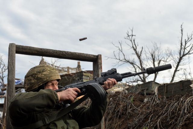 Ουκρανία : Αυξάνεται η ένταση – Σκοτώθηκε στρατιώτης από πυρά φιλορώσων αυτονομιστών