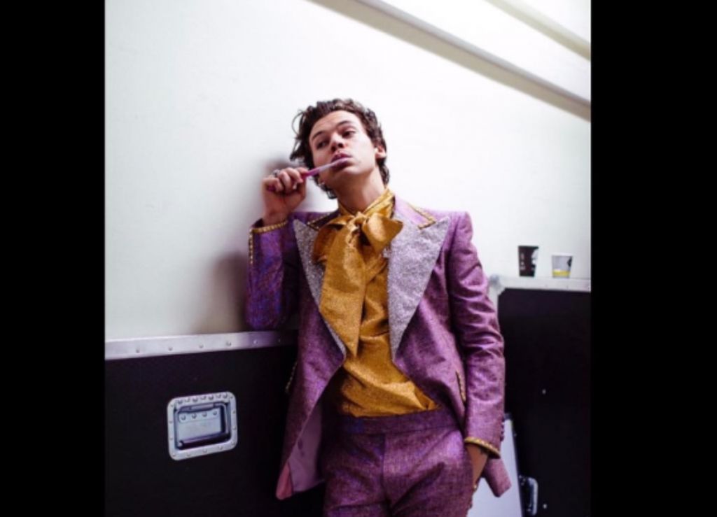 Γιατί όλοι οι celebrities βγάζουν φωτογραφίες να βουρτσίζουν τα δόντια τους;