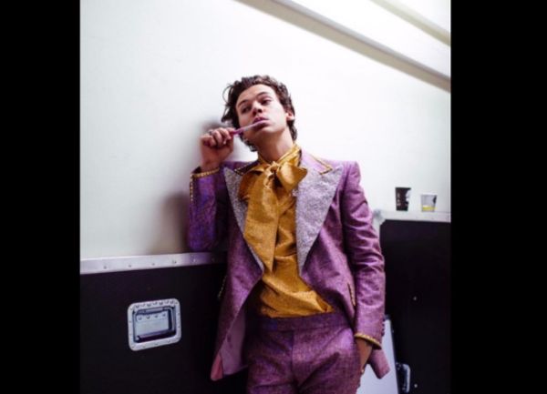 Γιατί όλοι οι celebrities βγάζουν φωτογραφίες να βουρτσίζουν τα δόντια τους;