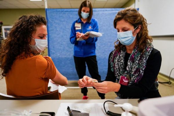 ΗΠΑ : Περισσότεροι από τους μισούς ενήλικους Αμερικανούς έχουν εμβολιαστεί με την πρώτη δόση
