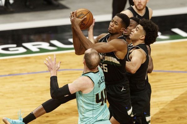 Μπακς – Χόρνετς 119-127 με απόντα τον Αντετοκούνμπο