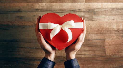 Απίστευτο: Έβγαινε ραντεβού με… 35 γυναίκες για να του κάνουν δώρα