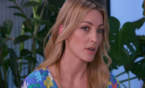 Βανέσα Αδαμοπούλου: «Θυμώνω με τους ανόητους που αποφάσισαν να παρτάρουν ξεδιάντροπα»