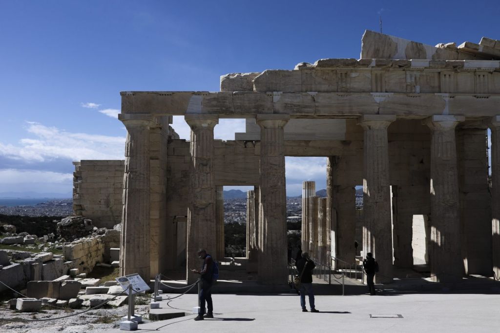 BBC : Η Ελλάδα περιμένει τους τουρίστες να επιστρέψουν