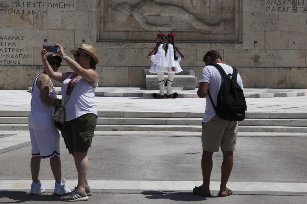 Sun : Έτοιμη η Ελλάδα να υποδεχθεί τους εμβολιασμένους Βρετανούς από την επόμενη εβδομάδα