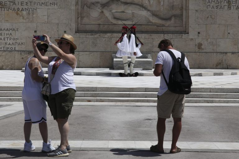 Sun : Έτοιμη η Ελλάδα να υποδεχθεί τους εμβολιασμένους Βρετανούς από την επόμενη εβδομάδα