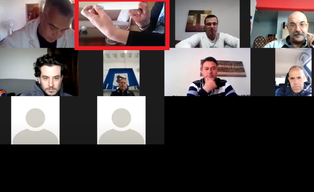 Αυτό το ΕΠΟΣ δεν πρέπει να το χάσεις: Κλήρωση Κυπέλλου Ελλάδος σε σαλόνι σπιτιού, με μπολ και φόντο μπεζ-καφέ καναπέ