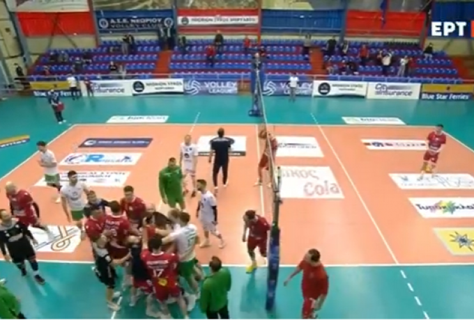 Χαμός στο Φοίνικας – Παναθηναϊκός: Πιάστηκαν στα χέρια οι παίκτες (Βίντεο)