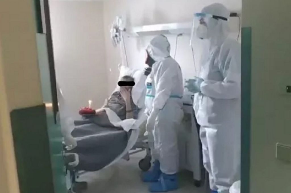 Βόλος : Εσβησε κεράκια στην κλινική covid του Νοσοκομείου Βόλου – Δάκρυσε από χαρά