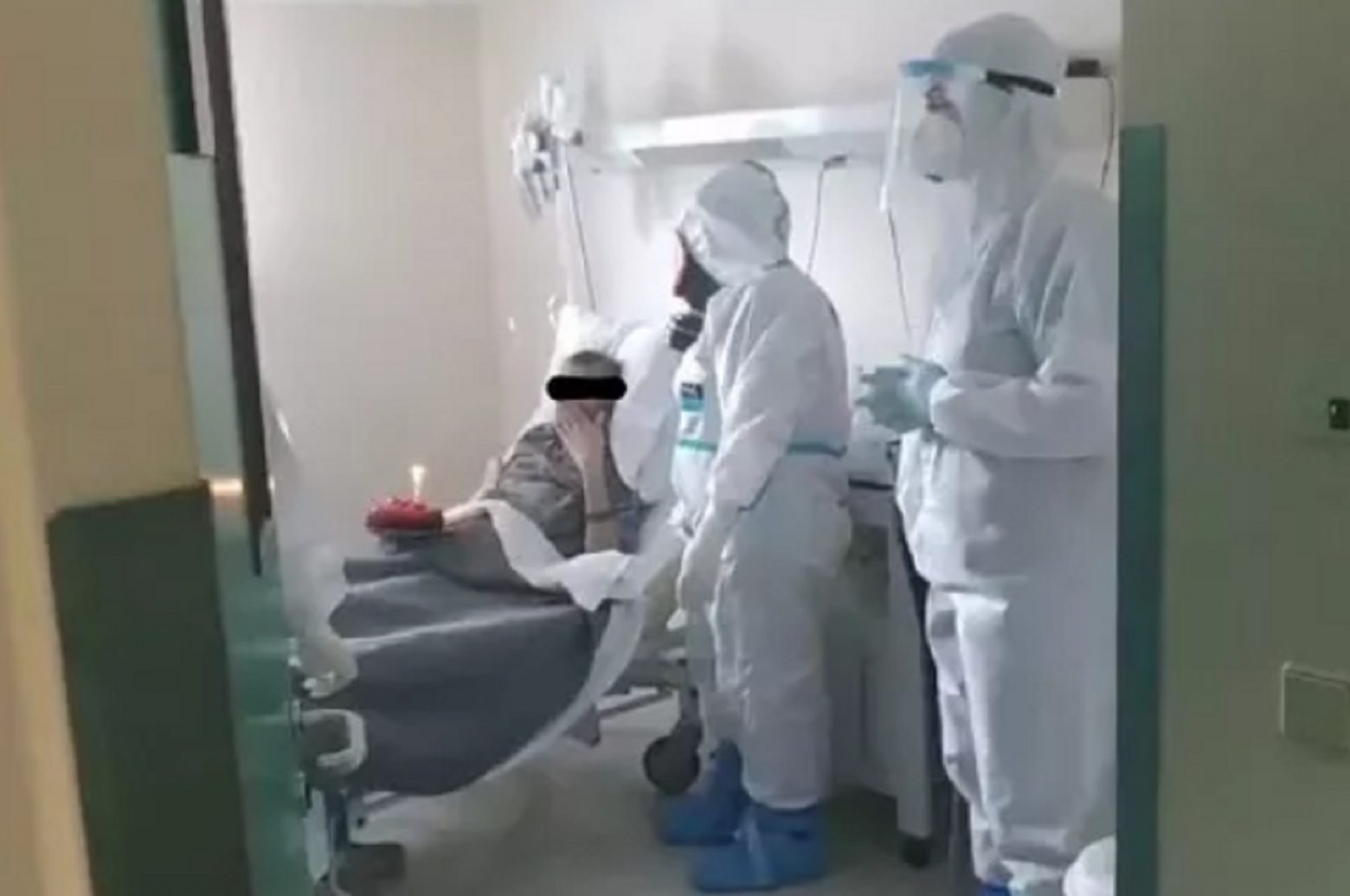 Βόλος : Εσβησε κεράκια στην κλινική covid του Νοσοκομείου Βόλου - Δάκρυσε από χαρά