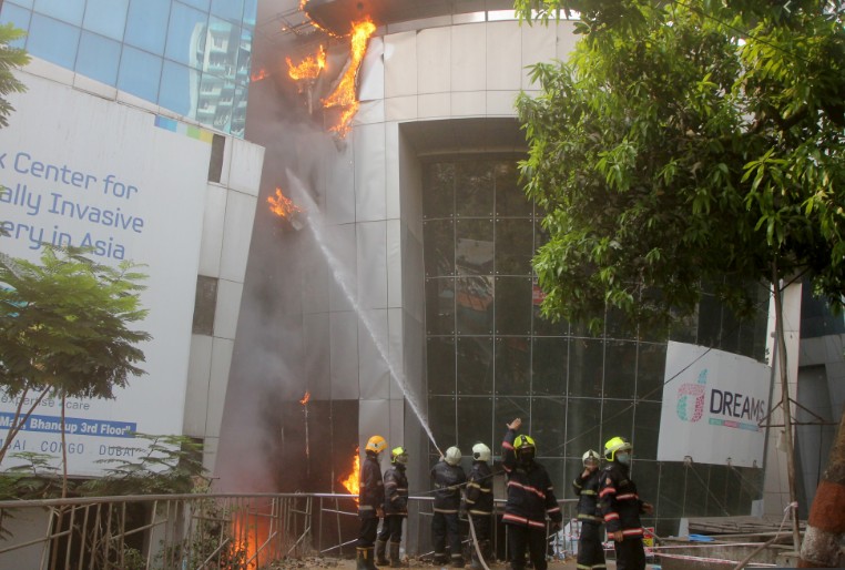 Ινδία: 13 νεκροί εξαιτίας πυρκαγιάς σε ΜΕΘ νοσοκομείου για ασθενείς με κοροναϊό