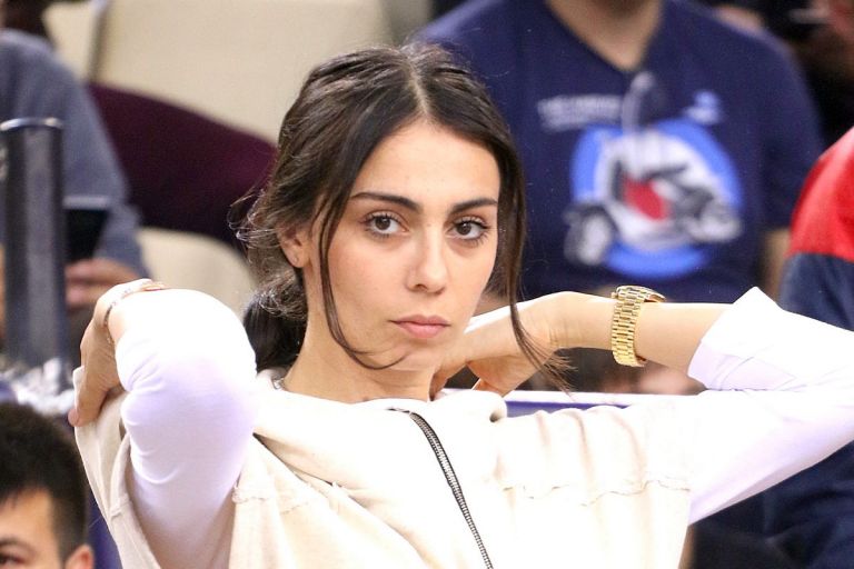 Ολυμπία Χοψονίδου: Απίστευτη εμφάνιση- Δείτε με τι ρούχα μαγειρεύει στη κουζίνα της