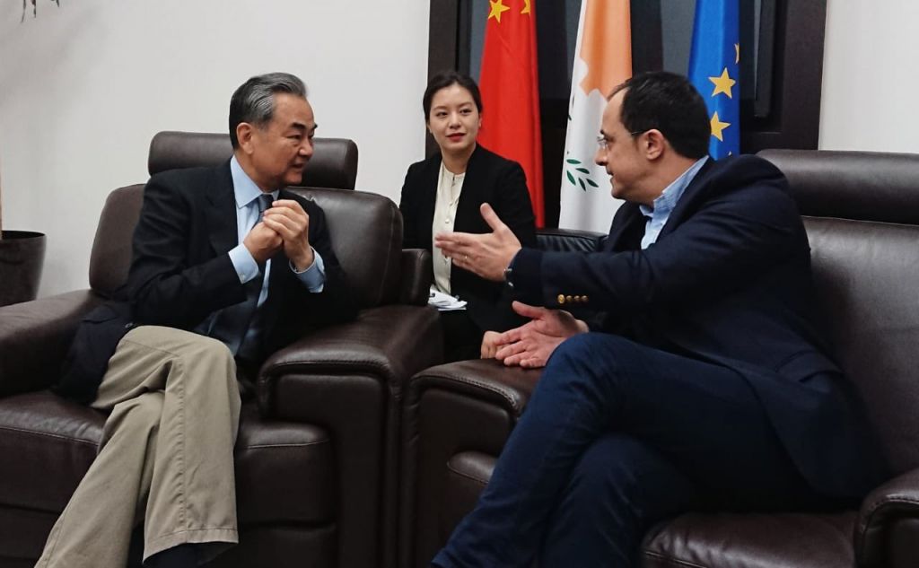 Τηλεφωνική συνομιλία Χριστοδουλίδη – Κινέζου ΥΠΕΞ: Η Κίνα στηρίζει το πλαίσιο λύσης του ΟΗΕ για το Κυπριακό