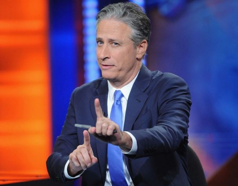 Ο Τζον Στιούαρτ επιστρέφει στην τηλεόραση με νέα εκπομπή