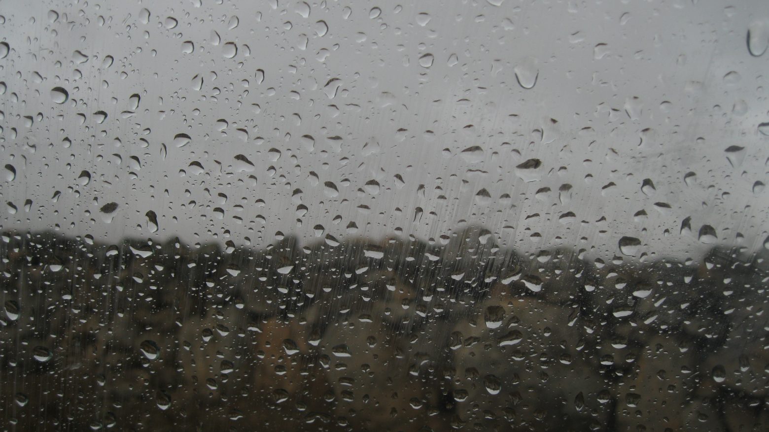 Καιρός : Αίθριος με τοπικές βροχές την Τετάρτη - Υποχωρεί η αφρικανική σκόνη