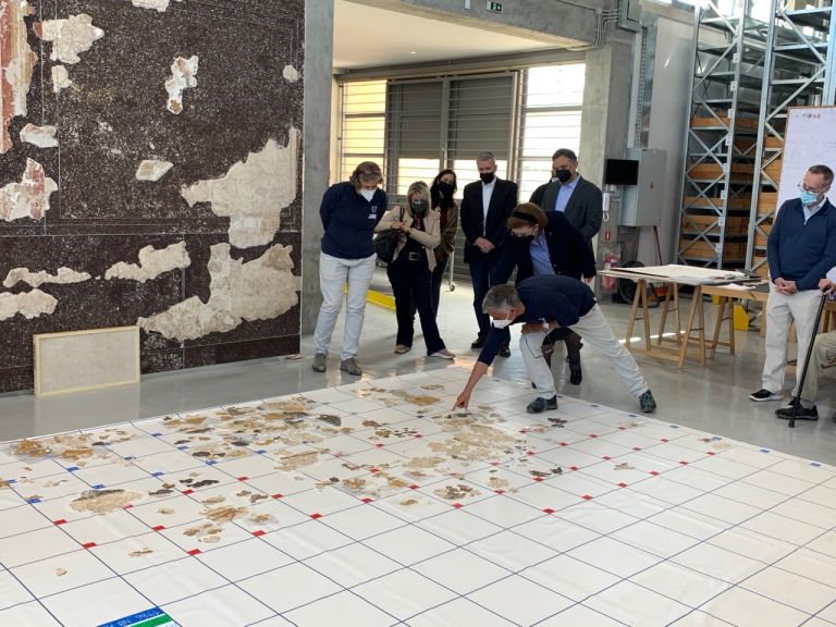 Κόρινθος : Συνάντηση Μενδώνη και Charles Williams στις Αποθήκες της Αμερικανικής Σχολής Κλασικών Σπουδών