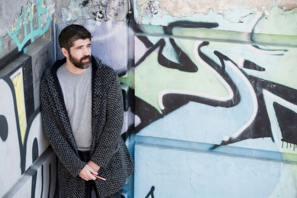 Ο Θοδωρής Μαυρογιώργης τραγουδά για την Πρώτη του Μάη