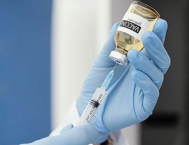 ΗΠΑ : 30 τοις εκατό των ενηλίκων των ΗΠΑ έχει εμβολιαστεί πλήρως και το 50% έχει λάβει τουλάχιστον μία δόση