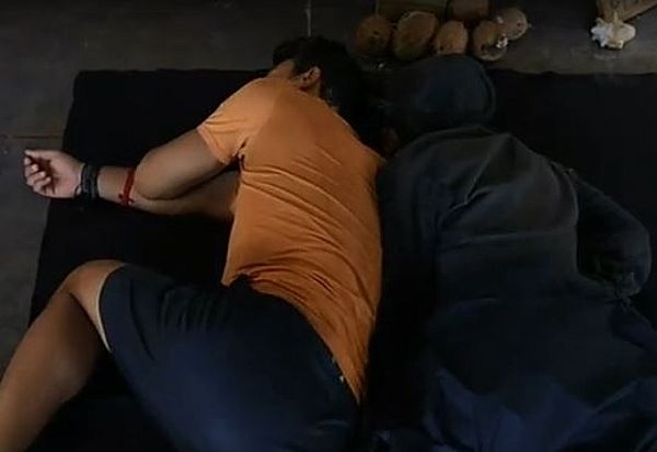 Survivor : Ο Σάκης Κατσούλης και η Μαριαλένα Ρουμελιώτη…δεν κρατήθηκαν και κοιμήθηκαν σχεδόν αγκαλιά