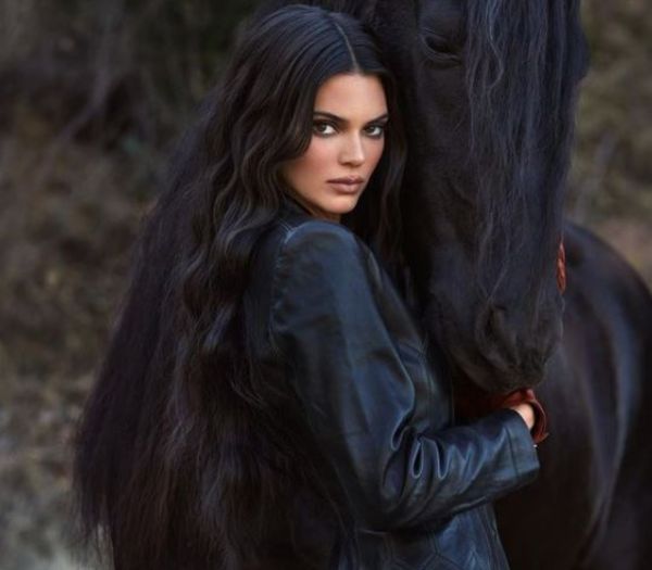 Kendall Jenner : Αυτό το ντύσιμο αποτελεί τη φετινή ανοιξιάτικη «πρόταση»