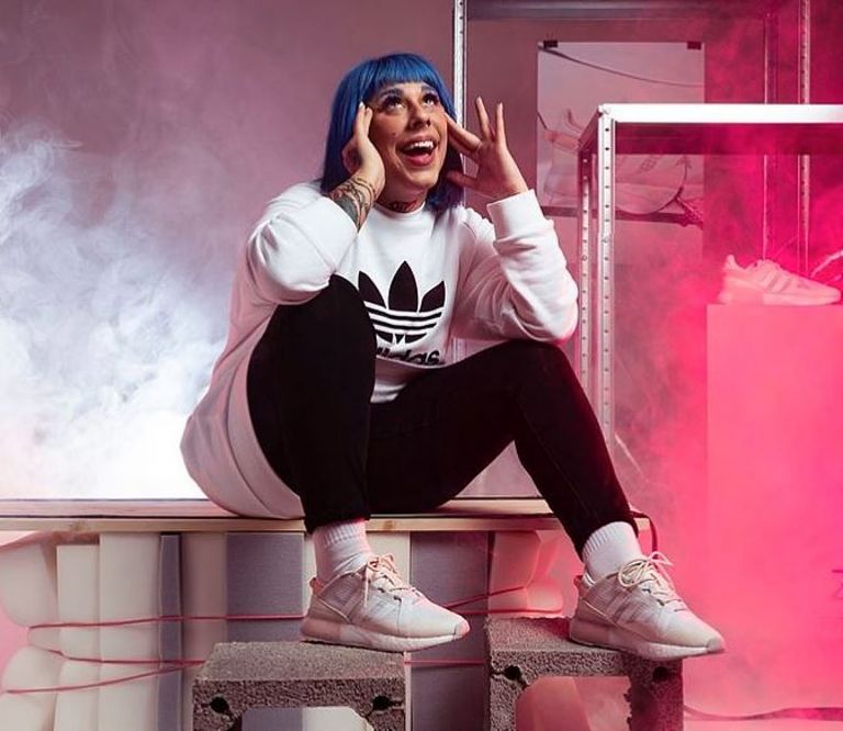 Σούπερ Κική : «Φάγαμε ξύλο εγώ και η φίλη μου από 30 αγόρια» – Το story που προκάλεσε σοκ