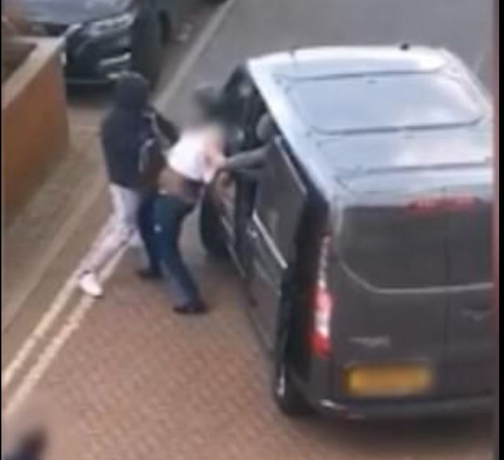 Καρέ καρέ η απαγωγή άνδρα μέρα μεσημέρι στο Λονδίνο (Βίντεο)