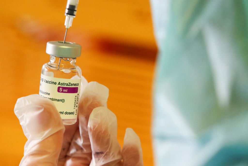 Εμβόλιο AstraZeneca : «Πιθανή παρενέργεια» οι θρόμβοι, λέει ο ΕΜΑ