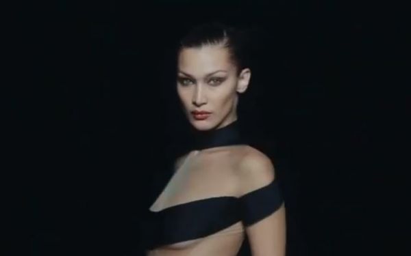 Μπέλα Χαντίντ: Ακροβατικά και topless εμφάνιση στην πασαρέλα του Mugler