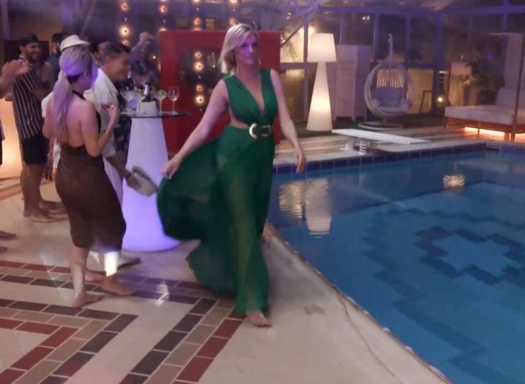 Σάσα Σταμάτη: Απίστευτη βουτιά στην πισίνα του Battle of the Couples