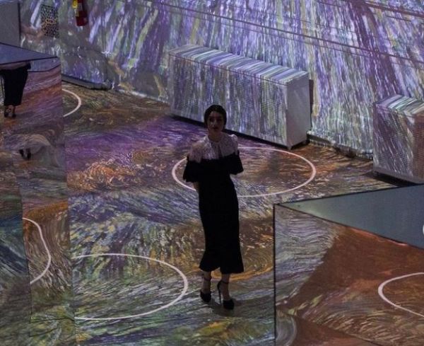 Λίλι Κόλινς: Σε έκθεση του Βαν Γκογκ πριν τα γυρίσματα του «Emily in Paris»