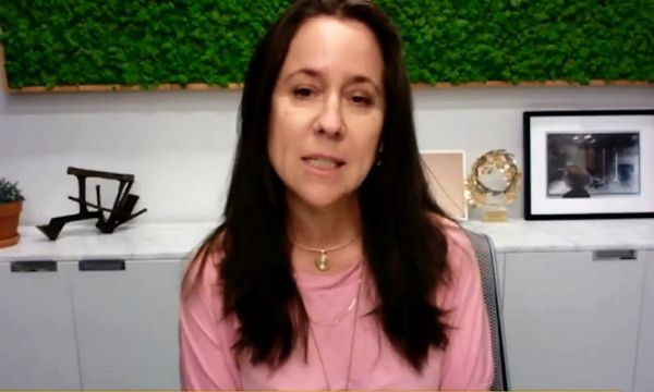 Κάθριν Φλέμινγκ: Από σερβιτόρα στην Κρήτη έγινε πρύτανης του Πανεπιστημίου της Νέας Υόρκης