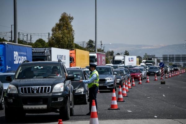 Lockdown: Απέλπιδα προσπάθεια να περάσουν τα διόδια – Κάνουν… ακόμα και παζάρια με τους αστυνομικούς