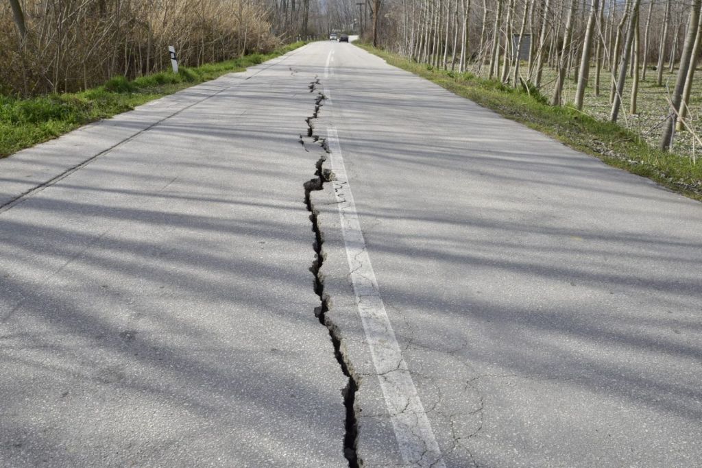 Πέτσας : Πέντε εκατ. ευρώ για αποκατάσταση ζημιών από τον σεισμό στη Θεσσαλία