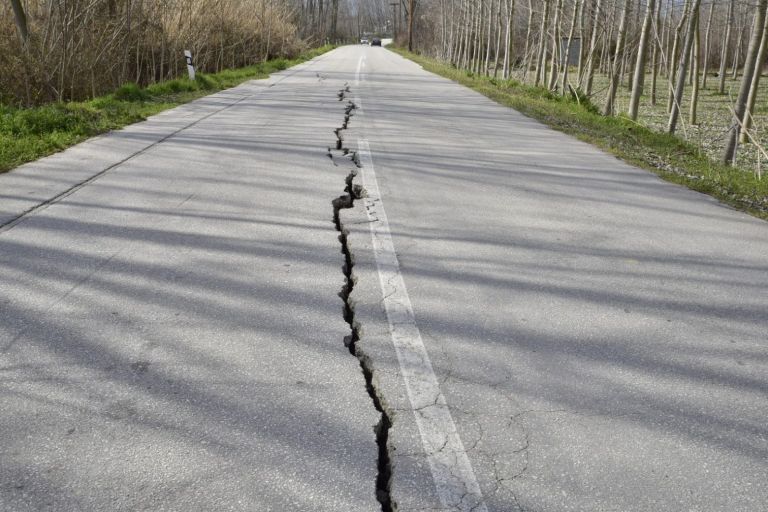 Πέτσας : Πέντε εκατ. ευρώ για αποκατάσταση ζημιών από τον σεισμό στη Θεσσαλία