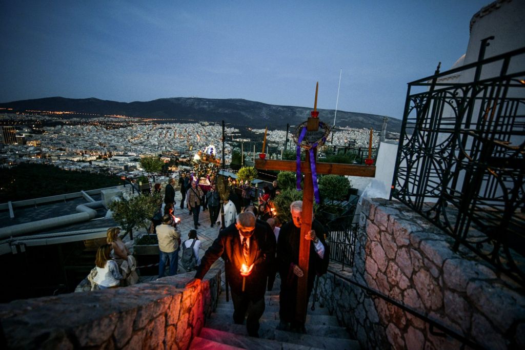 Κοροναϊός: Δεύτερη Ανάσταση υπό περιορισμό – Τήρηση μέτρων για να είναι η τελευταία, τονίζουν οι ειδικοί