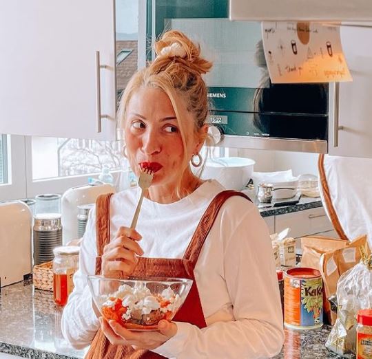 Μαρία Ηλιάκη: Ο Στέλιος Μανουσάκης την απαθανατίζει με φουσκωμένη κοιλίτσα