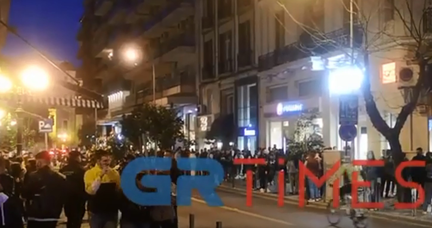 Κοροναϊός : Απίστευτες εικόνες συνωστισμού στη Θεσσαλονίκη - Επέμβαση της αστυνομίας