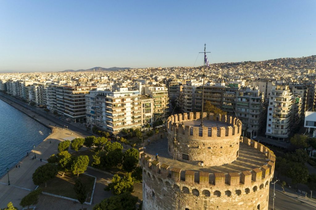 Δεν ανοίγει το λιανεμπόριο σε Θεσσαλονίκη, Αχαΐα, Κοζάνη – Οι εκπλήξεις του ΦΕΚ για τα εμπορικά κέντρα