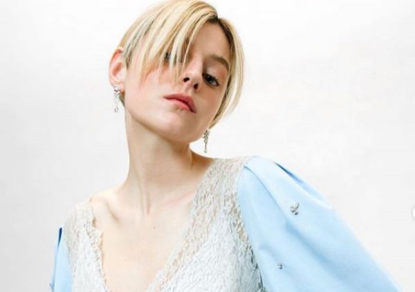 Η Έμα Κόριν και η Τζένιφερ Λόπεζ μας δείχνουν την νέα τάση στα ανοιξιάτικα φορέματα