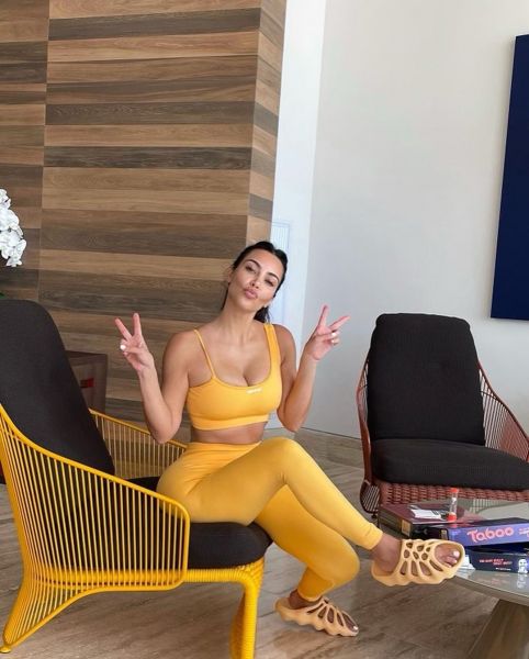 Η Kim Kardashian ποζάρει με παπούτσια από την νέα συλλογή του Kanye West