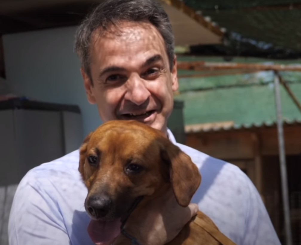 Παγκόσμια Ημέρα Αδέσποτων : Επίσκεψη Μητσοτάκη στο καταφύγιο ζώων της Ηλιούπολης