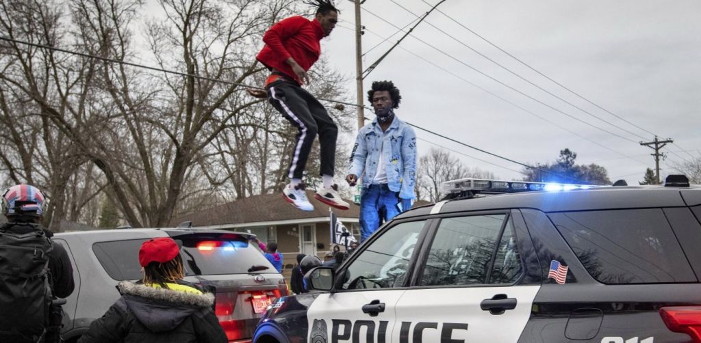 ΗΠΑ : Παραιτήθηκαν ο αρχηγός της αστυνομίας και η αστυνομικός που πυροβόλησε θανάσιμα 20χρονο Αφροαμερικανό