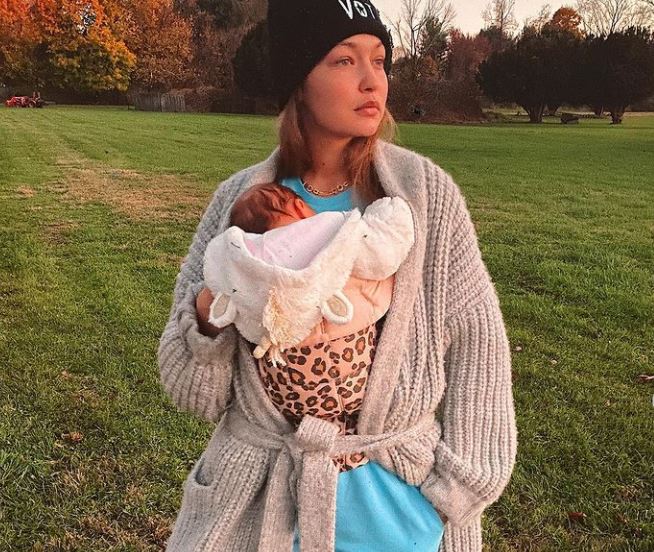 Τζίτζι Χαντίντ: Το Versace συνολάκι της 7 μηνών κόρης της «λιώνει» το Instagram