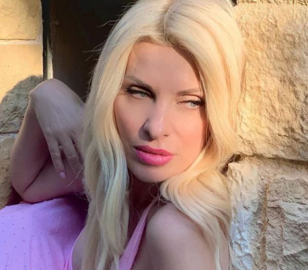 Ελένη Μενεγάκη: Χορεύει στο σπίτι της με φόρμες και ελαφρύ μακιγιάζ και ρίχνει το Instagram!