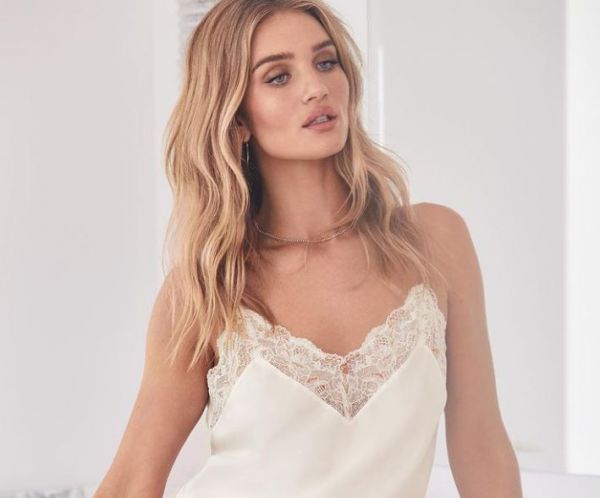 Ρόζι Χάντινγκτον: Το πρώην «αγγελάκι» της Victoria’s Secret ποζάρει γυμνή σε εξώφυλλο