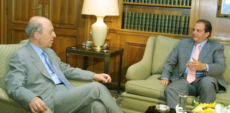 Ελσίνκι : Το ΚΙΝΑΛ παίρνει θέση υπέρ Σημίτη – Για «πολιτική αδράνειας» κατηγορεί τον Καραμανλή